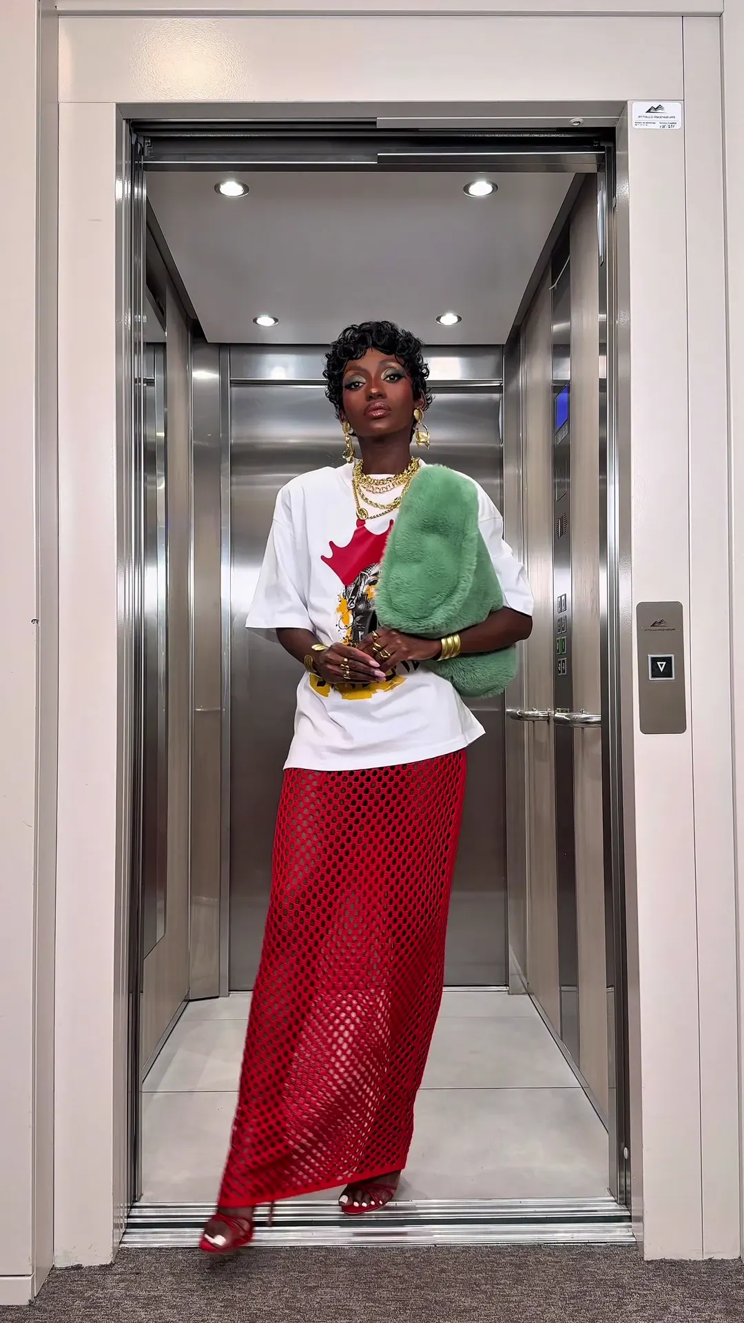 Day 24, T-shirt Kongolande et jupe rouge en filet, Soleya Mena Kwayave
