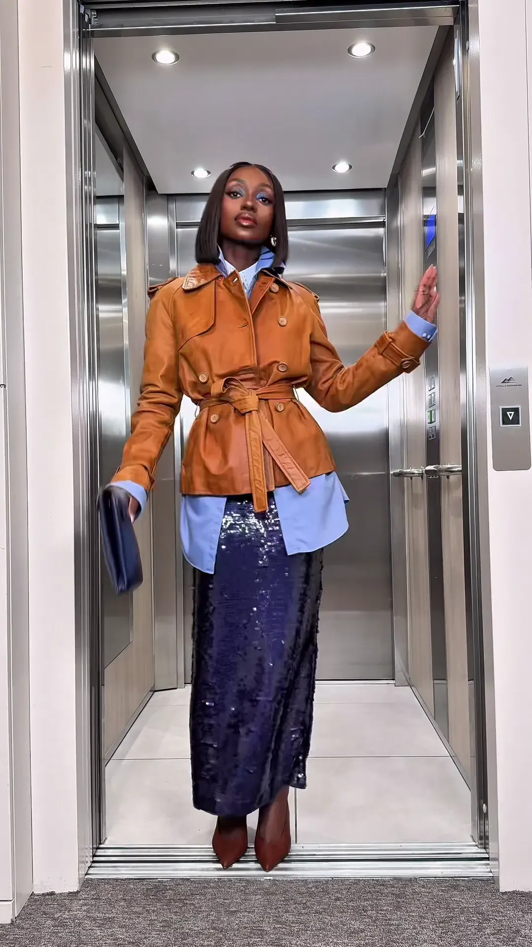 Day 16, New office style : veste en cuir caramel, jupe à sequins, Soleya Mena Kwayave