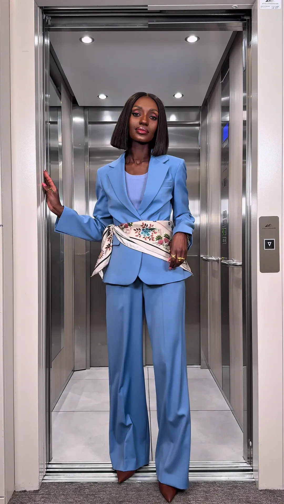 Day 12, Tailleur bleu et foulard Weekend Max Mara, Soleya Mena Kwayave