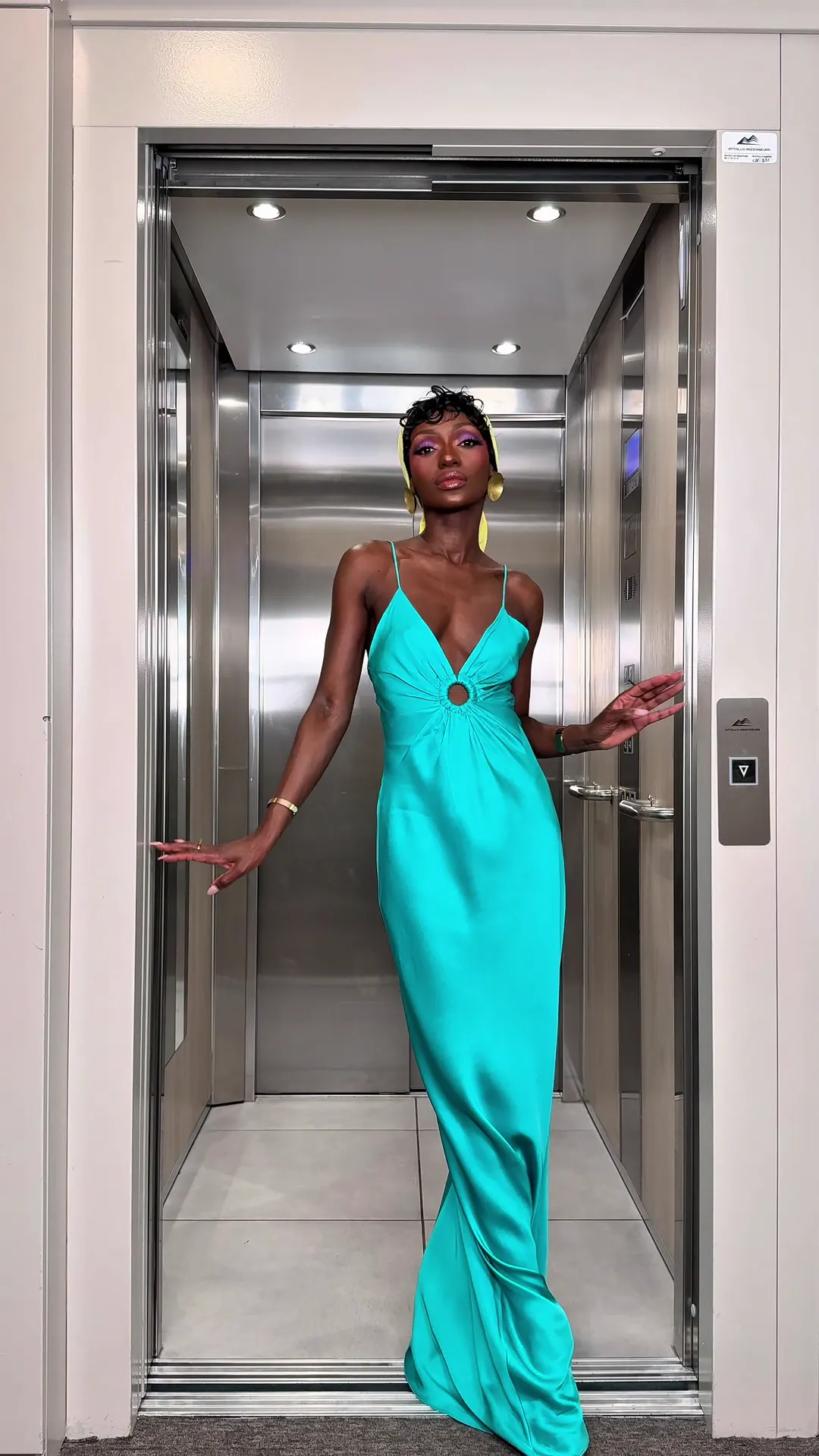 Day 26 bis, Longue robe turquoise et turban jaune pastel, Soleya Mena Kwayave